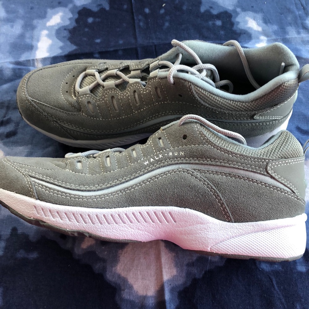 Size 8.5 M Easy Spirit walking shoe